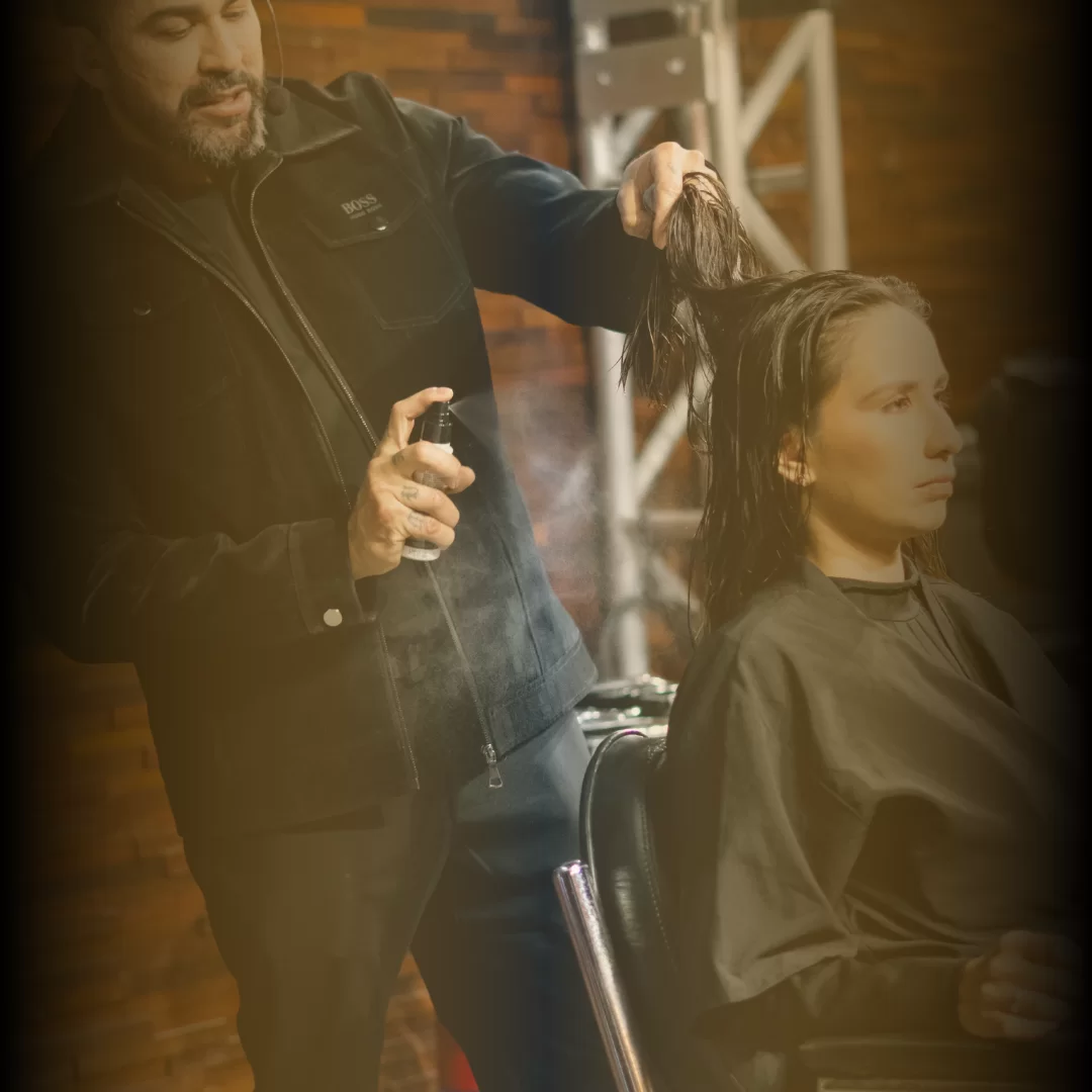 Alex realizando corte em aula prática
